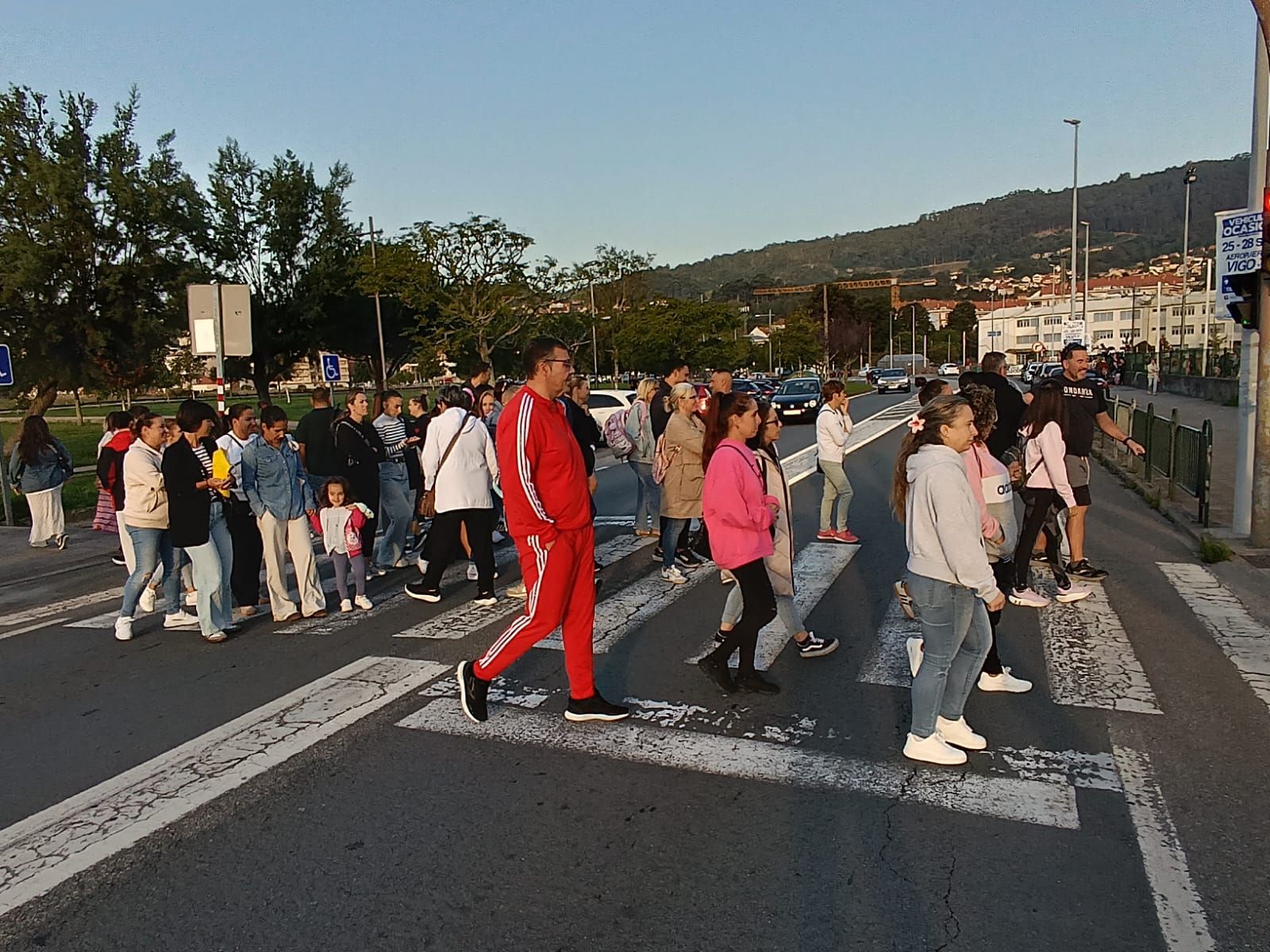 Las familias del CEIP Reibón de Moaña cortan la carretera general para protestar contra los recortes de profesorado