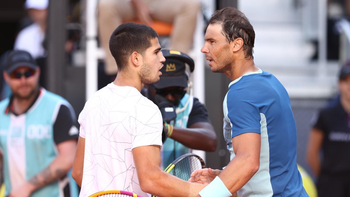 Rafa Nadal saluda a Carlos Alcaraz.