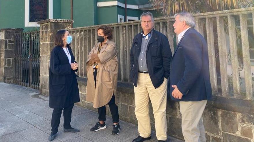 Por la izquierda, Melania Álvarez, la edil Teresa Iglesias, Fermín Bravo y Aníbal Vázquez, ayer, frente al antiguo colegio La Salle de Turón.