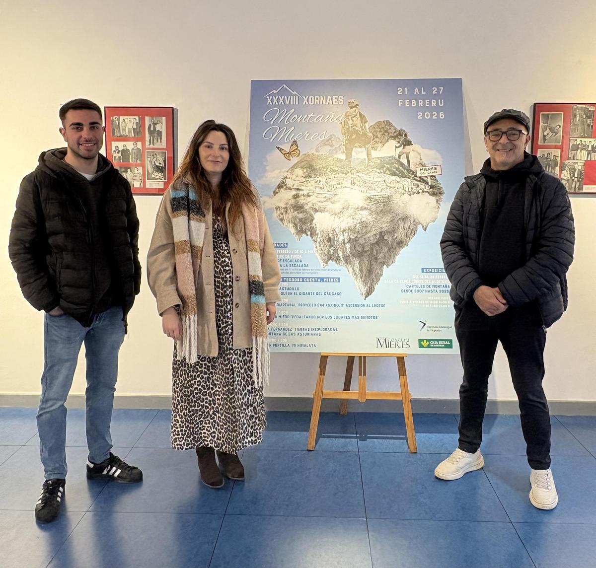 Presentación de la exposición de las Jornadas de Montañés, con el concejal César Menéndez, a la derecha, junto a Alex Prieto y Carlota Díaz.
