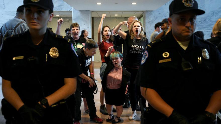 Protestants criden contra Kavanaugh a les instal·lacions del Senat.