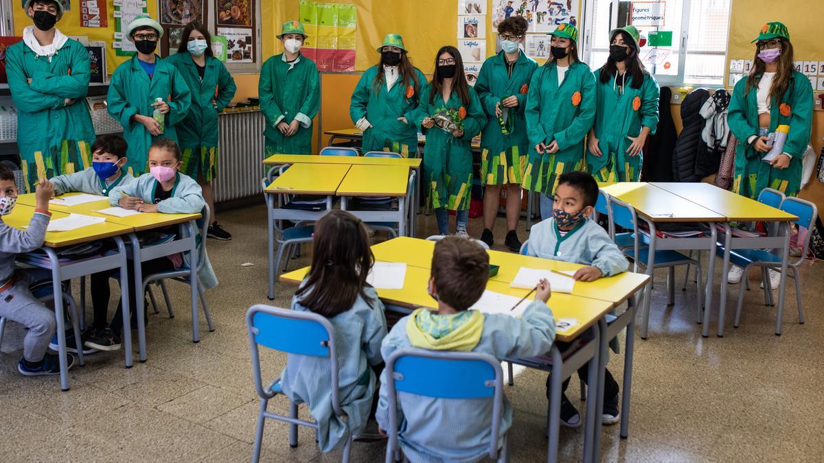 El 'Escamot Verd' del colegio Sant Ramon Nonat, ejerciendo de educadores medioambientales en un aula de primaria.