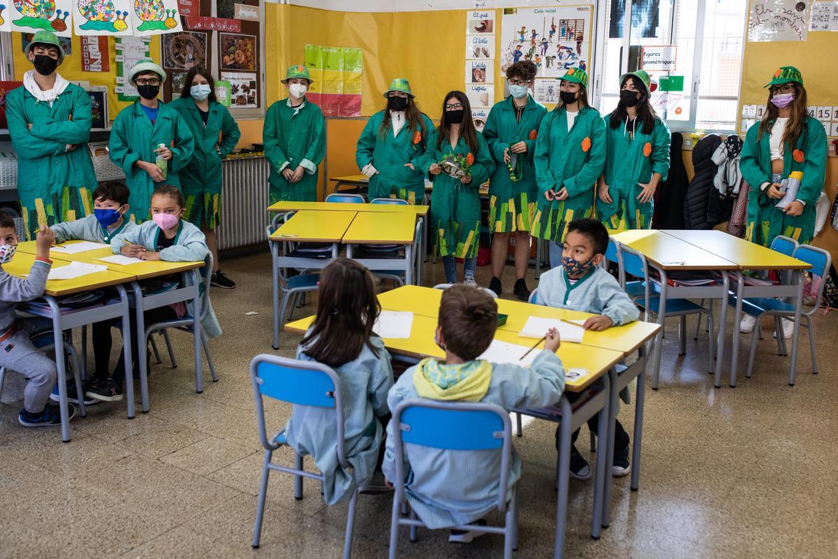 El ’Escamot Verd’ del colegio Sant Ramon Nonat, ejerciendo de educadores medioambientales en un aula de primaria El ’Escamot Verd’ del colegio Sant Ramon Nonat, ejerciendo de educadores medioambientales en un aula de primaria