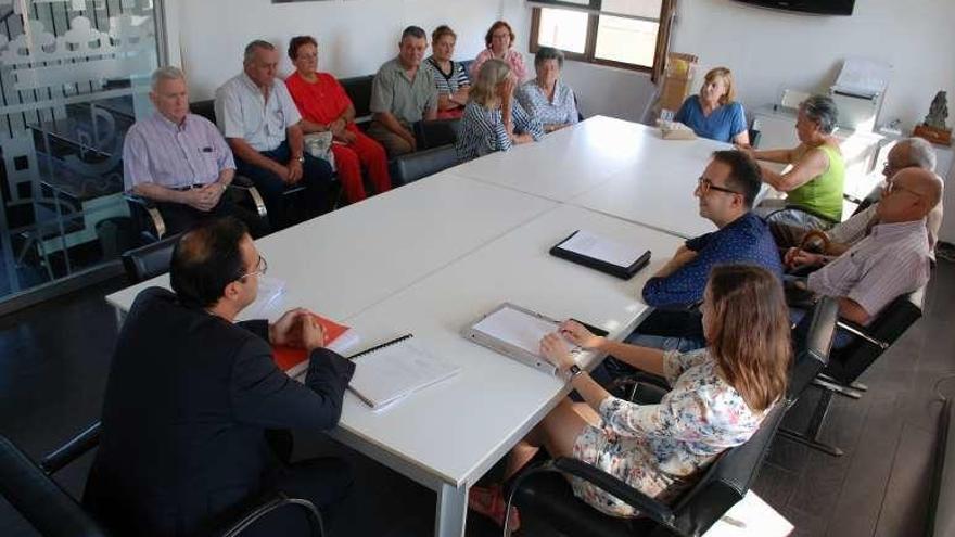 La reunión que celebraron ayer el alcalde de Ribadedeva -izquierda- y varios vecinos de El Peral.