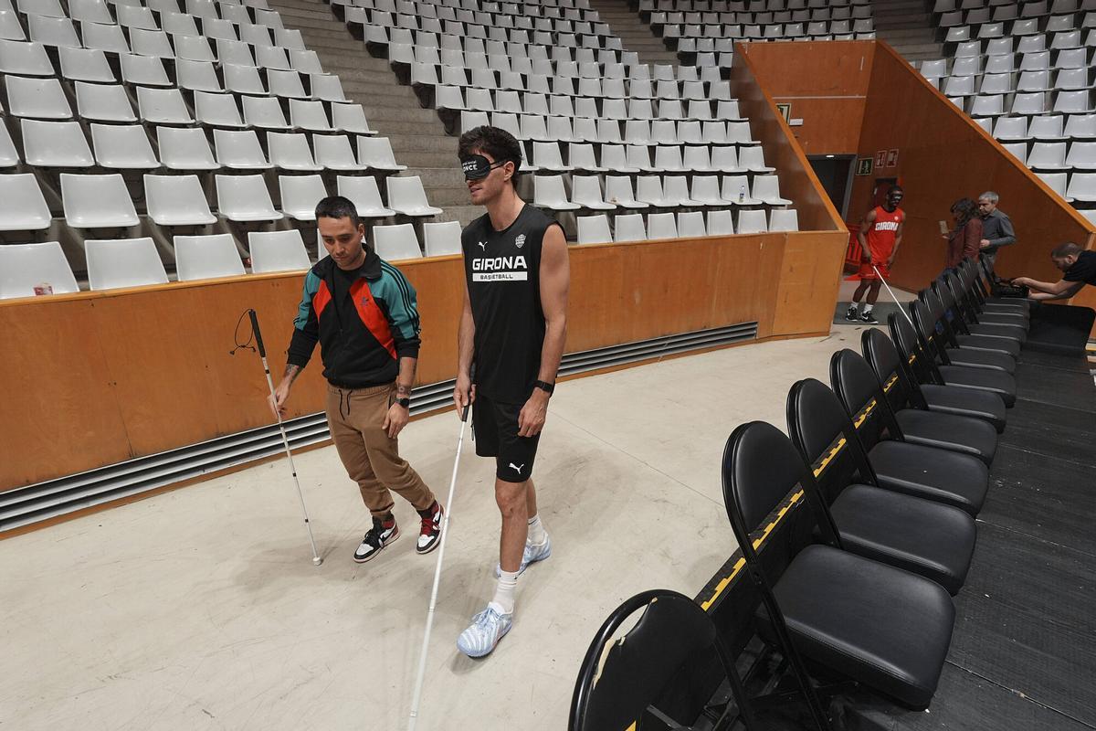Els jugadors del Bàsquet Girona posant-se a la pell d'una persona cega