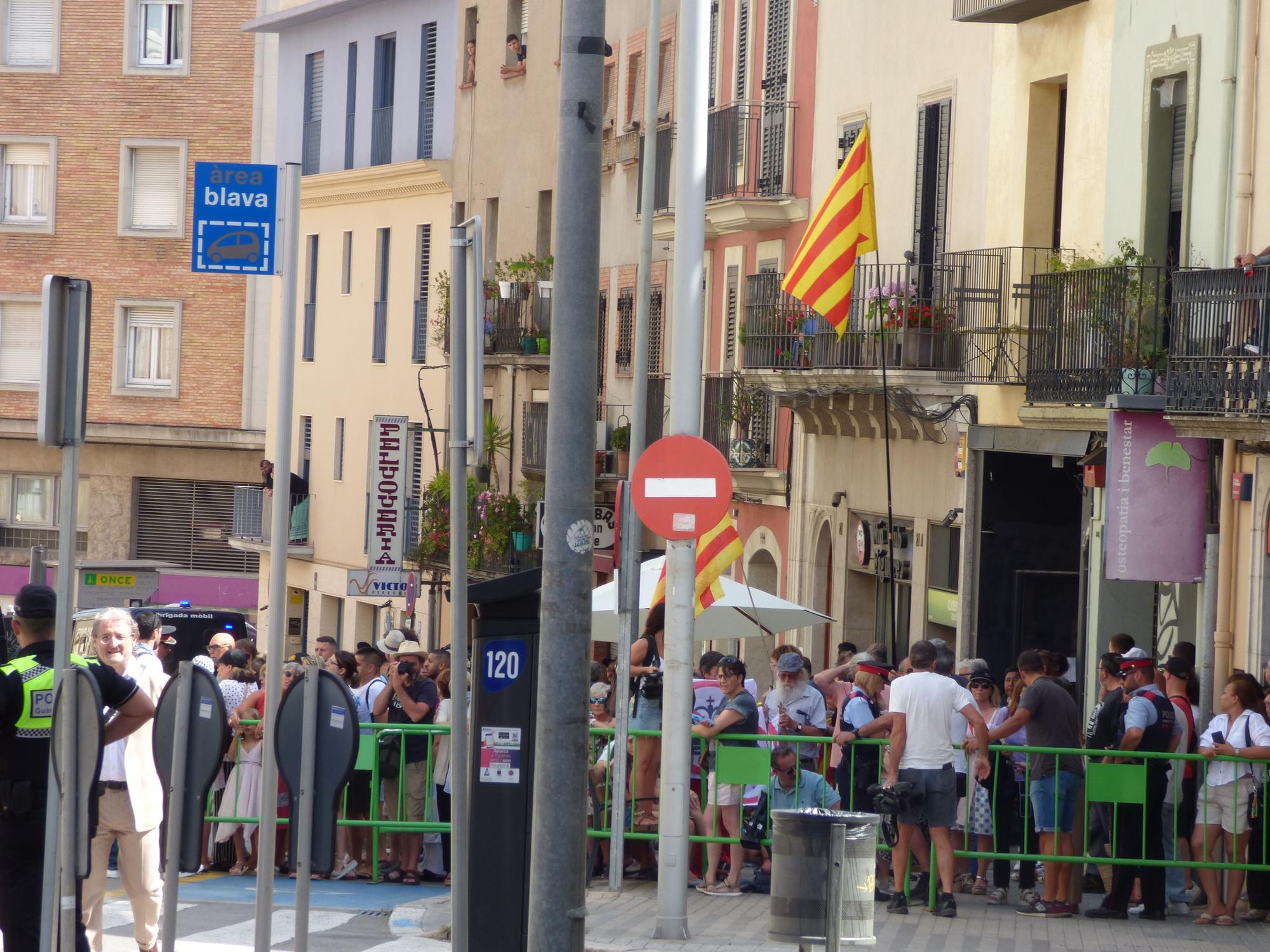 La princesa Elionor i la infanta Sofia rebudes a Figueres amb manifestants favorables i contraris