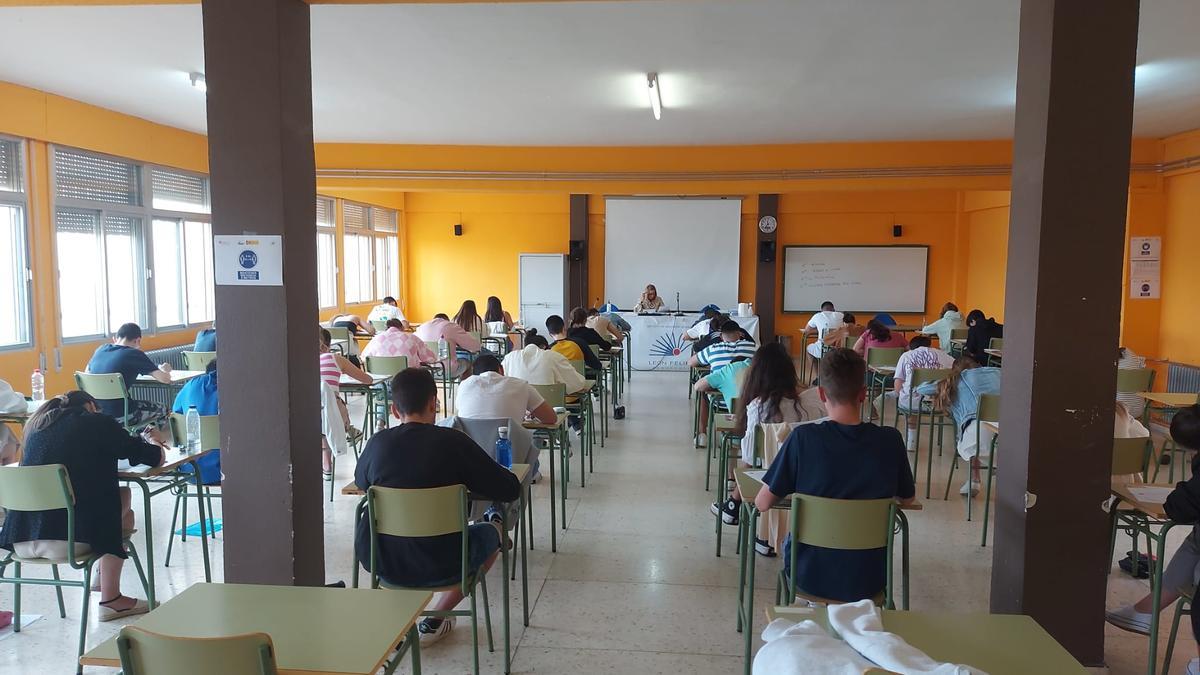 El segundo aula habilitada en el IES León Felipe para las pruebas de EBAU.