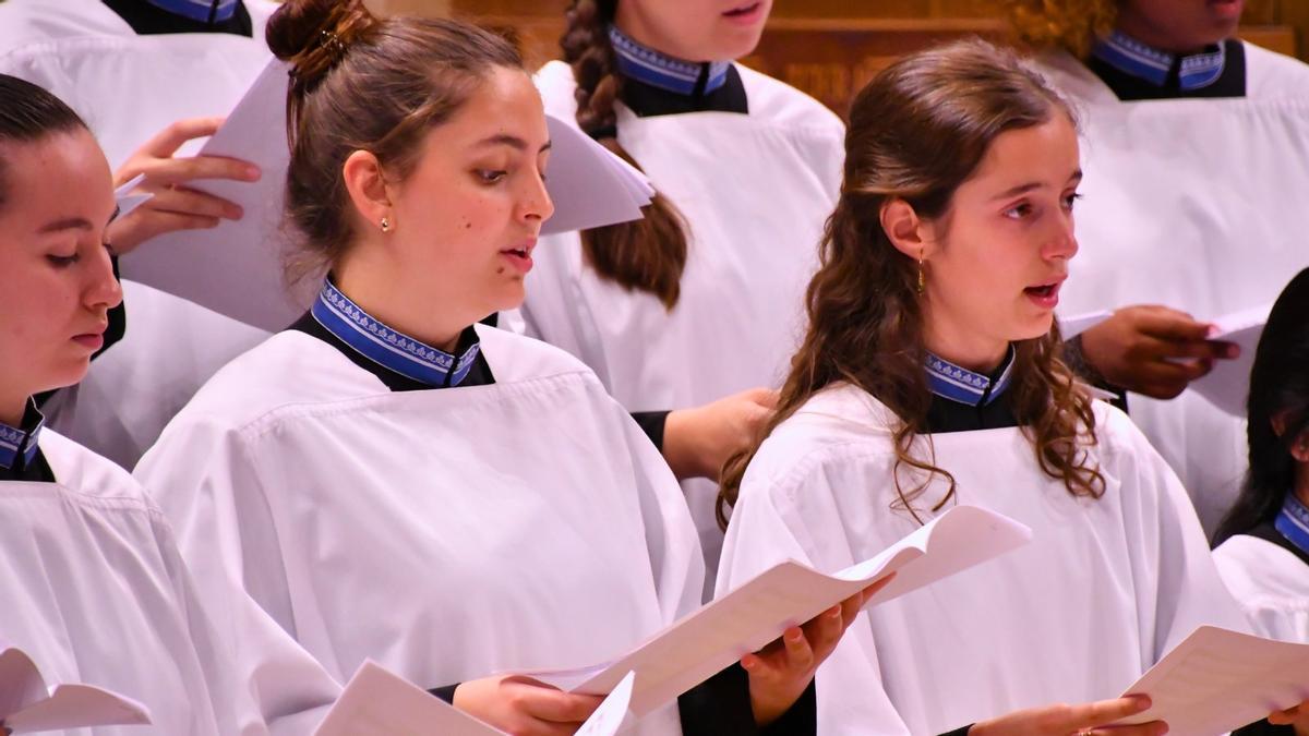 Sira Sadurní, en el centro, cantando en la Escola Cantorum de Montserrat