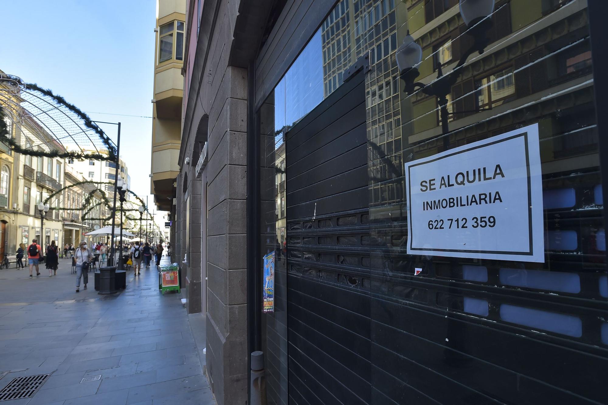 Comercios cerrados o en disolución total en la zona comercial de Triana