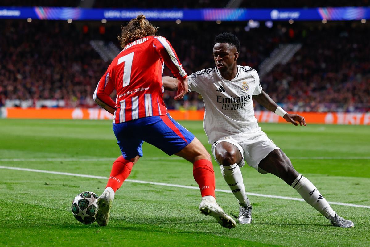 Antoine Griezmann of Atletico de Madrid and Vinicius Junior of Real Madrid in action during the UEFA Champions League 2024/25 League Round of 16 Second Leg match between Atletico de Madrid and Real Madrid CF, at Riyadh Air Metropolitano stadium on March 12, 2025, in Madrid, Spain. AFP7 12/03/2025 ONLY FOR USE IN SPAIN. Dennis Agyeman / AFP7 / Europa Press;2025;SPAIN;SPORT;ZSPORT;SOCCER;ZSOCCER;Atletico de Madrid v Real Madrid CF - UEFA Champions League 2024/25 League Round of 16 Second Leg