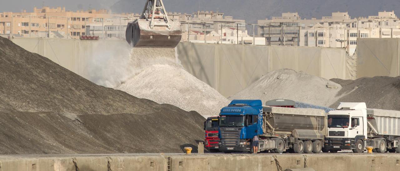 Los trabajos de carga y descarga de graneles en el puerto de Alicante que se desarrollan en el muelle 17 cesarán a partir de febrero debido a las obras de la nave cerrada.