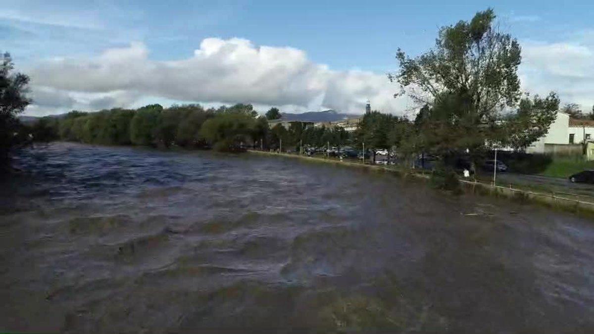 Un vídeo grabado desde un dron capta la crecida de las aguas del Ter tras las lluvias de la tormenta ’Leslie’.