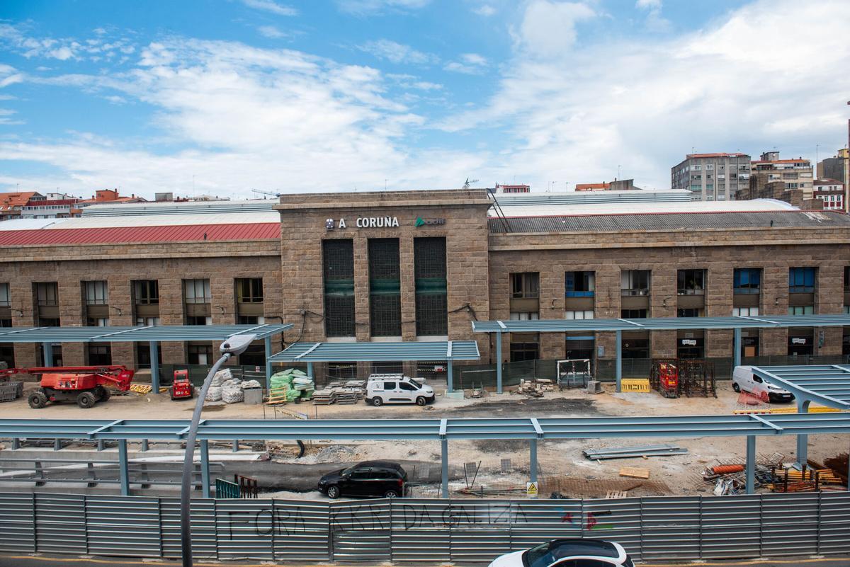 La nueva infraestructura, que cubre parte del lateral del edificio histórico, llama la atención por su color al tiempo que empieza a suscitar recelos entre los vecinos de la zona.