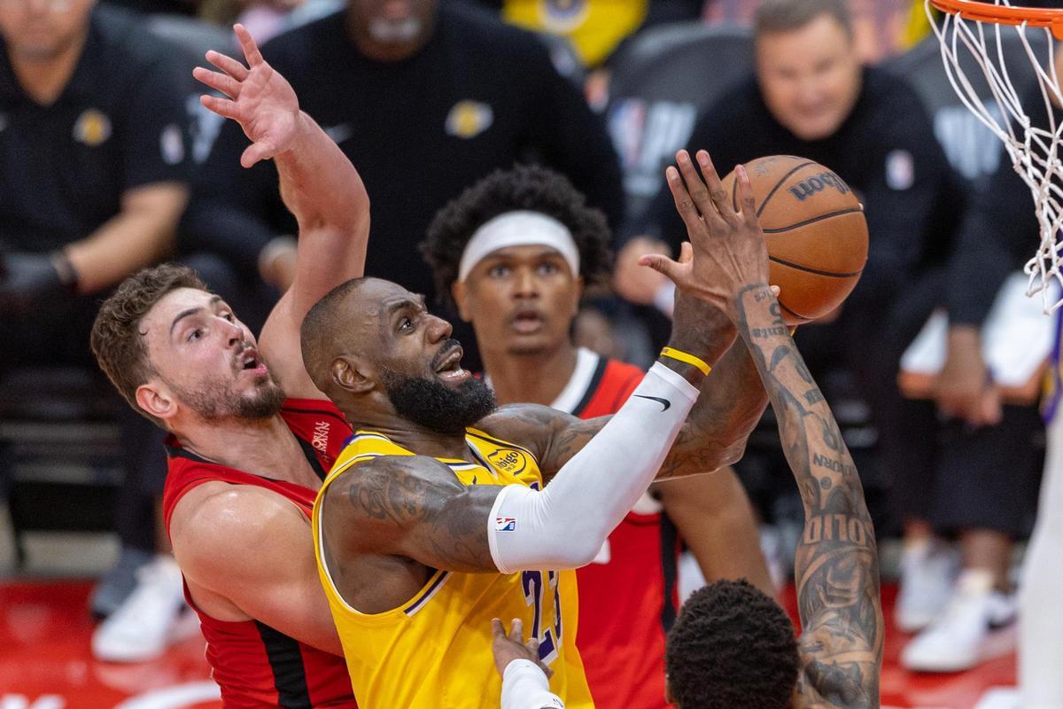 Lebron James intenta anotar ante los Rockets.