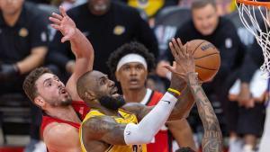 Lebron James intenta anotar ante los Rockets.