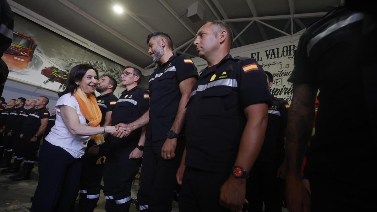 Margarita Robles visita a los primeros militares en actuar durante la dana