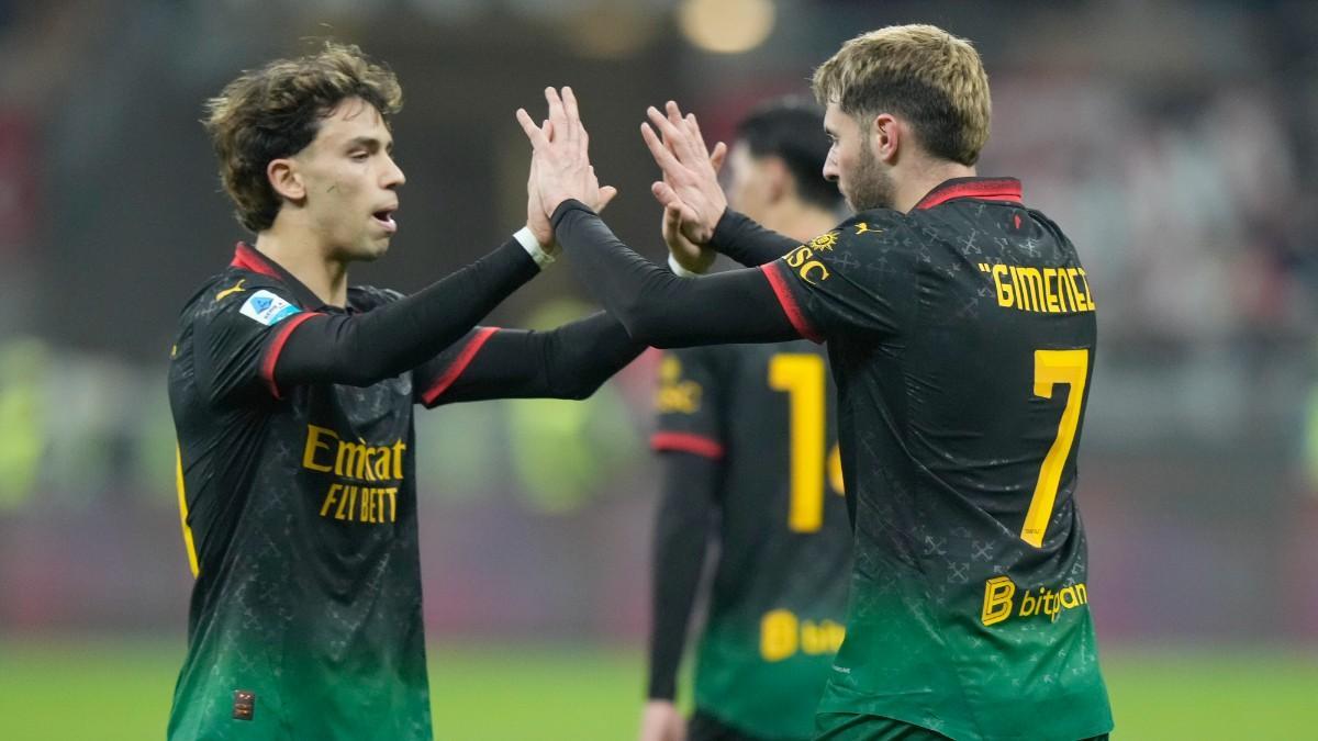 Santiago Gimene se saluda con Joao Félix tras marcar ante el Hellas Verona