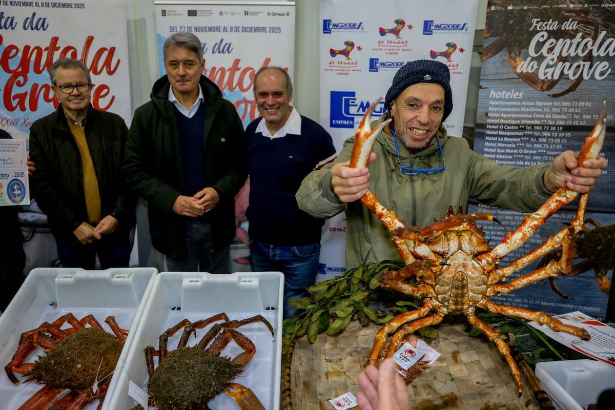 José Besada, a la izquierda, en una promoción del centollo.