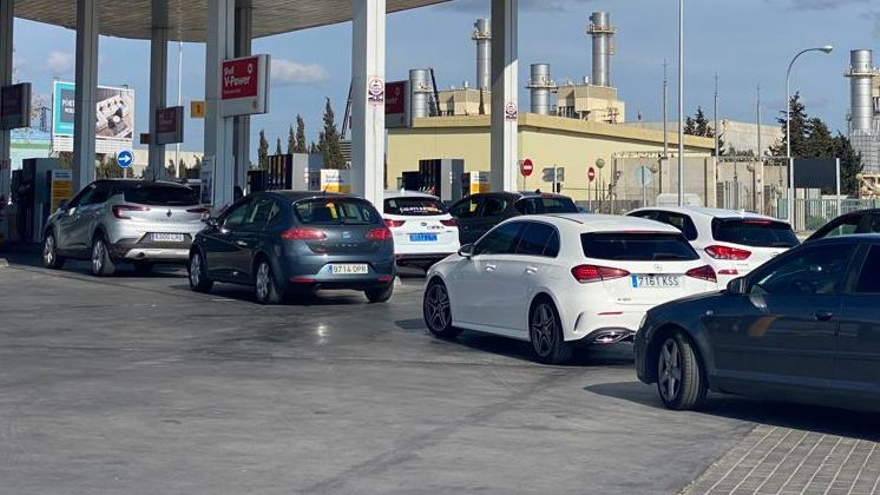 Coches esperan para repostar hoy en Palma