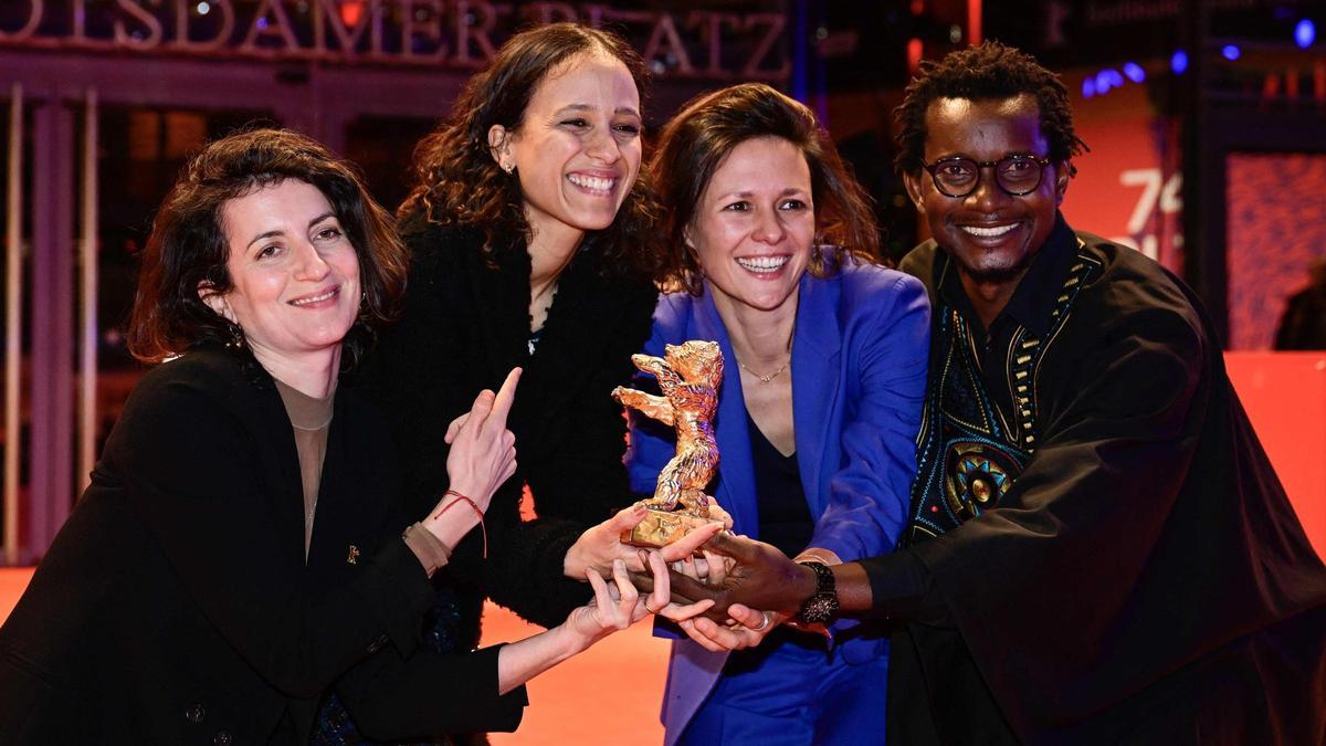 La productora Judith Lou Levy, la cineasta y actriz Mati Diop, la productora Eve Robin y el productor asociado y actor Fabakary Assymby Coly posan con el Oso de Oro a la mejor película por &quot;Dahomey&quot;