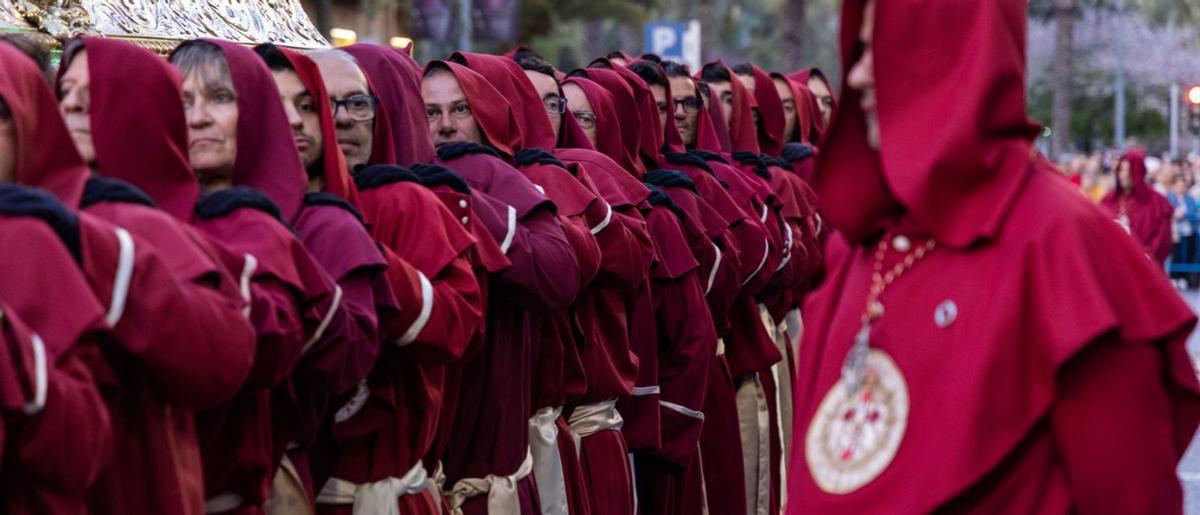 Un grupo de costaleros de la hermandad salesiana, durante una procesión. | RAFA ARJONES