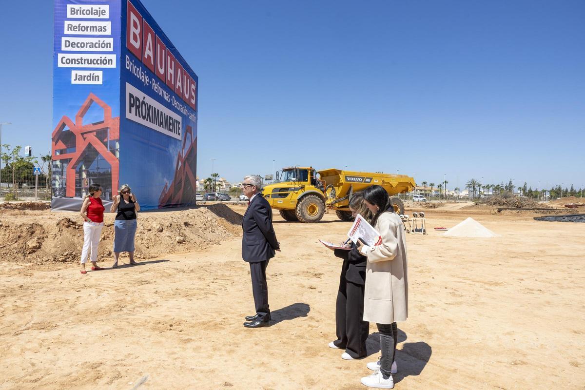 Arrancan las obras de la nueva tienda de Bauhaus en Torrevieja Arrancan las obras de la nueva tienda de Bauhaus en Torrevieja