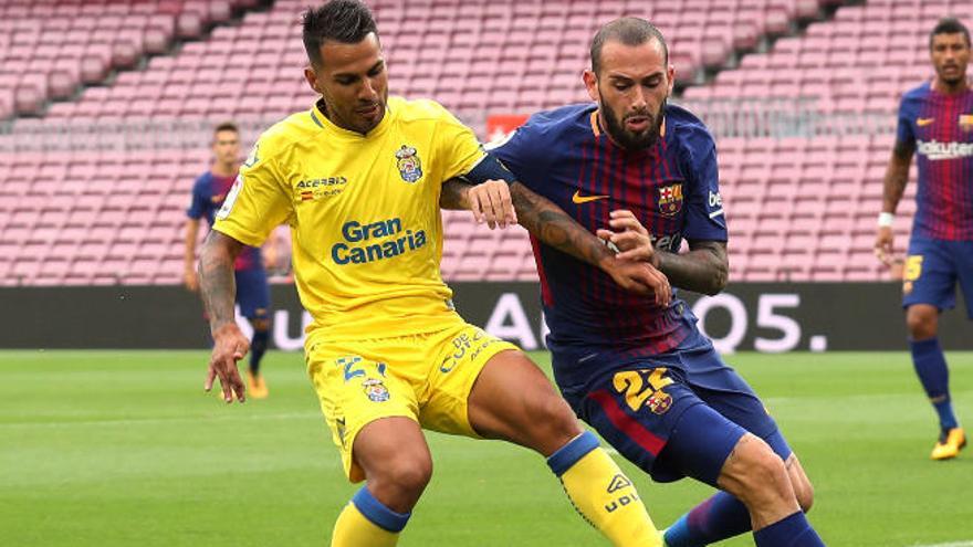 El capitán de la UD Jonathan Viera controla el esférico ante la presión de Aleix Vidal.