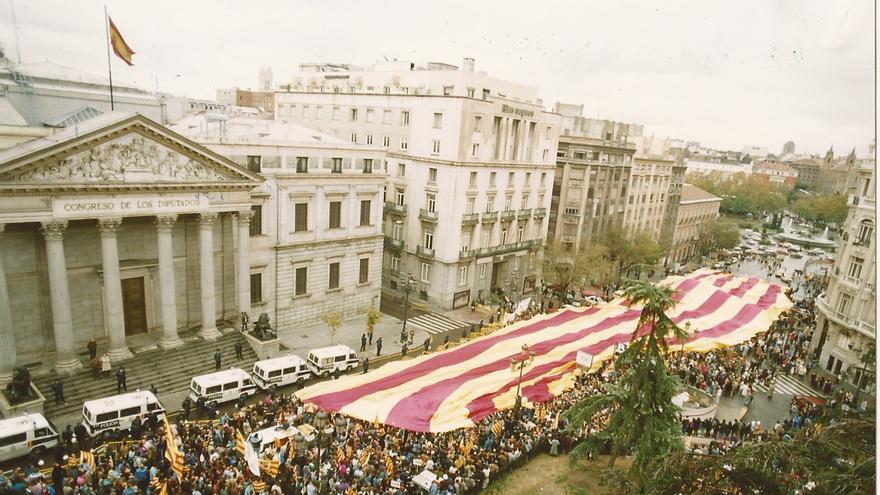 El 15 de noviembre de 1992 Aragón llevó su demanda de una mayor autonomía a Madrid desplegando una gran bandera ante el Congreso.