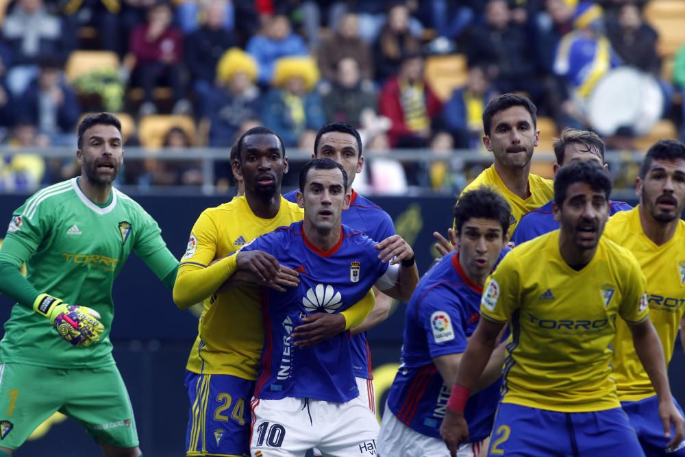 El partido entre el Cádiz y el Real Oviedo, en imágenes