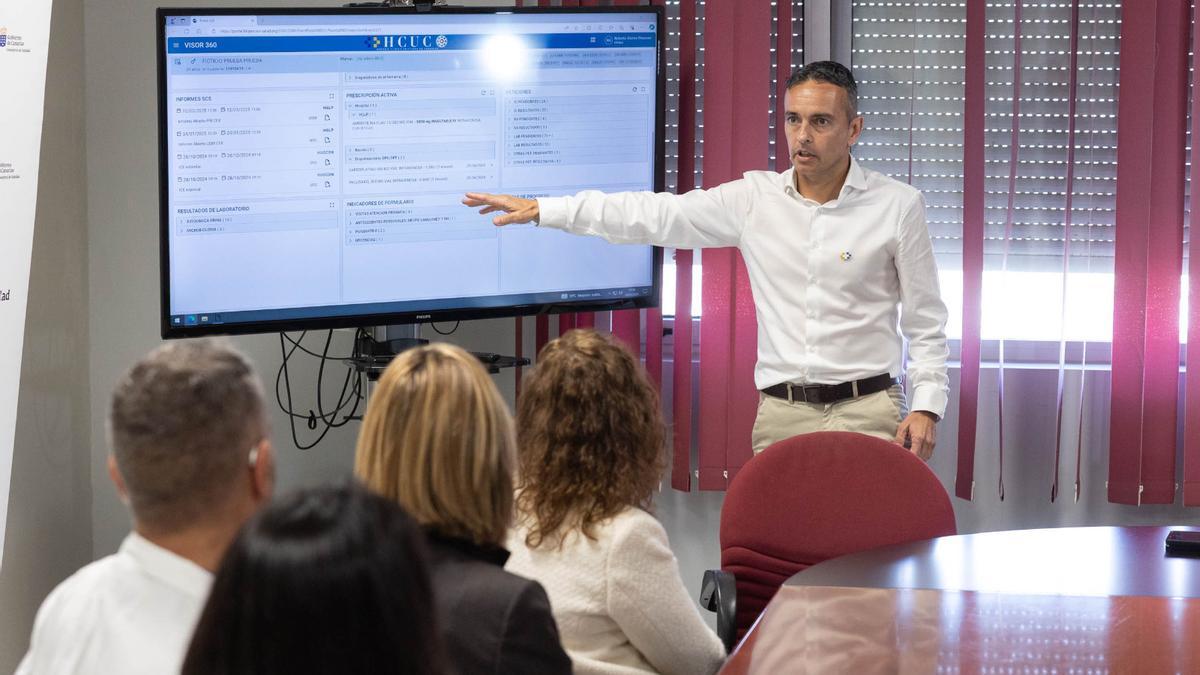 Carlos Díaz, director del Servicio Canario de la Salud, durante la implantación del visor