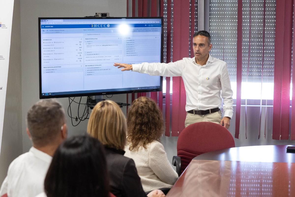 Carlos Díaz, director del Servicio Canario de la Salud,  durante la implantación del visor