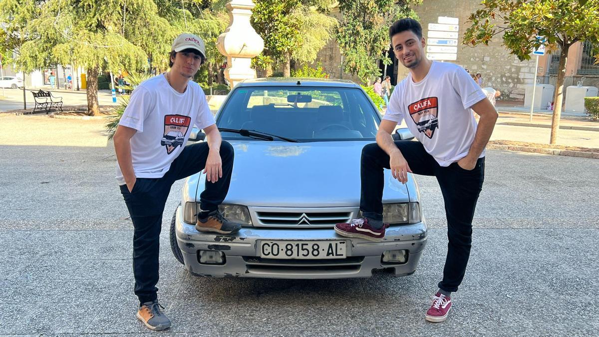 Los dos hermanos Juan María y Víctor Villa, junto al coche en el que harán su travesía solidaria.