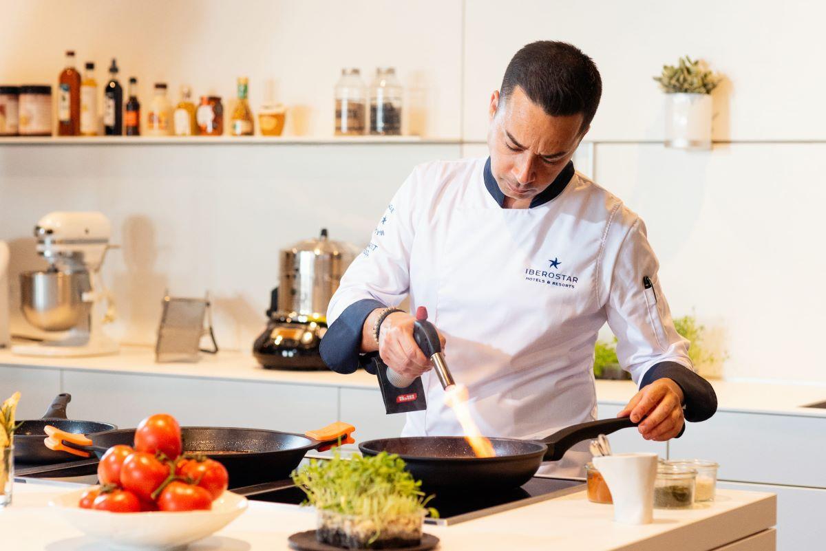 Un alumno del Aula de Cocina del Mencey perfecciona técnicas de vanguardia
