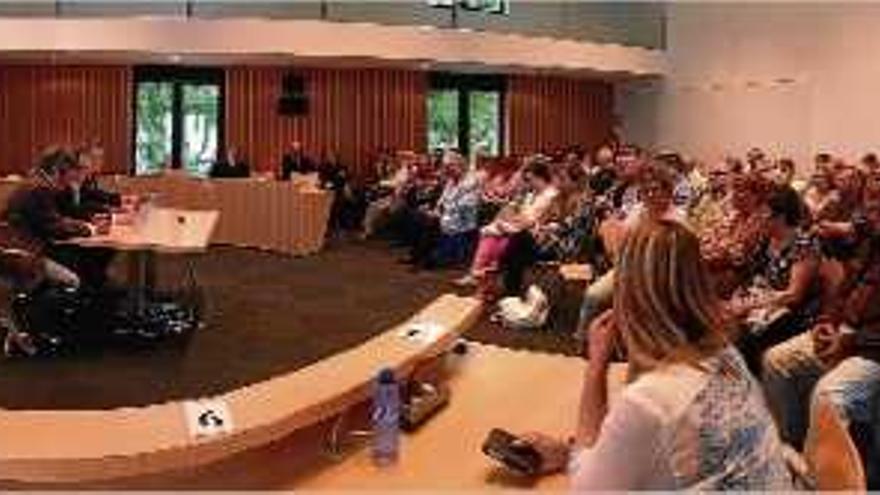 La xerrada va tenir lloc dissabte a la Sala de Plens de l&#039;Ajuntament de Blanes, amb un centenar de persones.