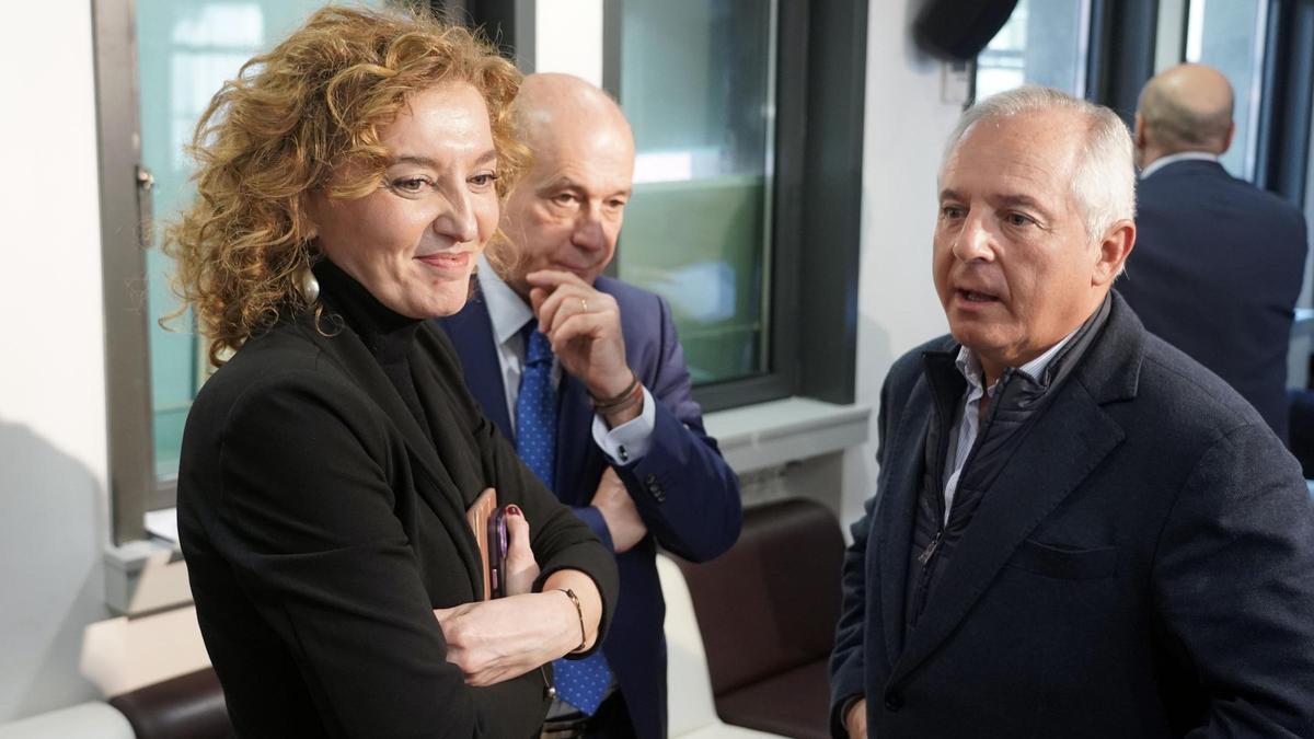 La directora general de Vivienda de la Junta, María Pardo; el concejal de Urbanismo y Vivienda del Ayuntamiento de Valladolid, José Ignacio Zarandona; el presidente de CNC Valladolid-Aveco, Alberto López, y el director comercial de Empresas de Castilla y León de CaixaBank, José Portela. participan en el Foro Inmobiliario en Valladolid: Perspectivas y Oportunidades de Suelo