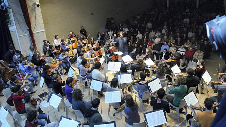 Un momento del concierto realizado esta tarde dentro de la gira homenaje a José Antonio Abreu, fundador del Sistema de Orquestas Juveniles e Infantiles de Venezuela y reciente Premio Príncipe de Asturias de las Artes, en la cárcel de Soto del Real, donde más de ochenta jóvenes músicos interpretaron a Tchaikovsky.