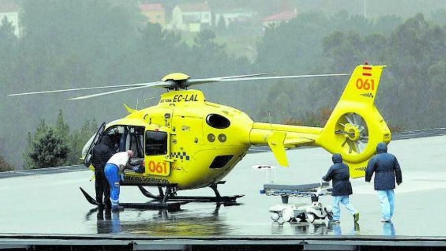El helicóptero del 061 en el Hospital Clínico deSantiago. |  // X. ÁLVAREZ