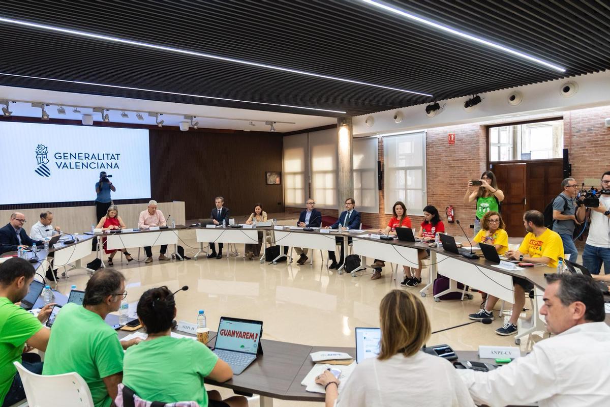 La mesa de negociación en la Conselleria de Educación