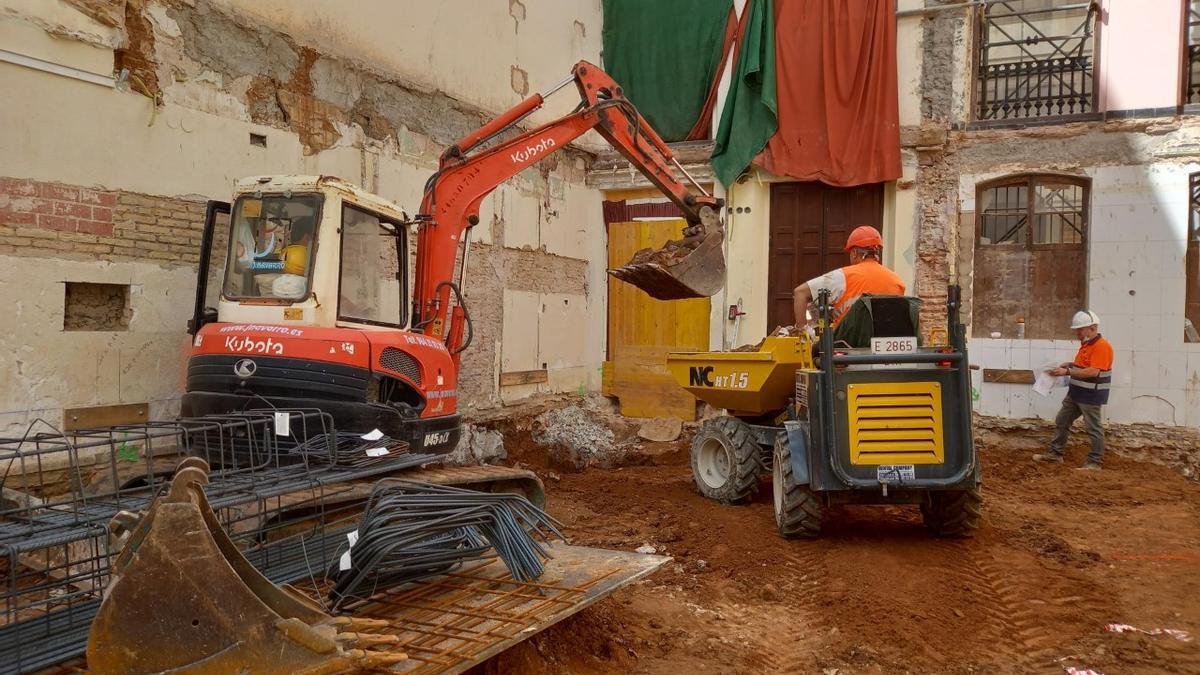 Tras el derribo, la excavación y el desescombro se inicia la cimentación.