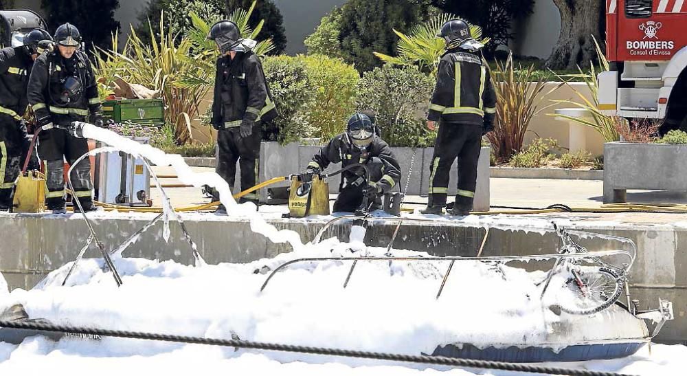 Incendio de una lancha en Eivissa