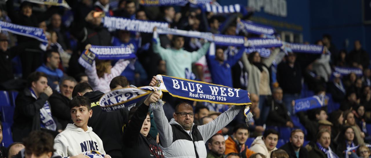 Aficionados azules en el Oviedo-Alavés