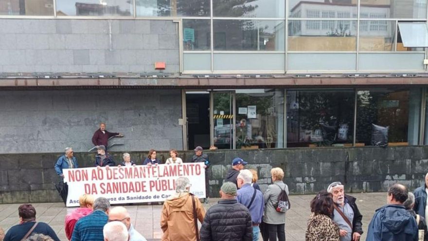 Ante el Concello cangués, de tarde. | Gonzalo Núñez
