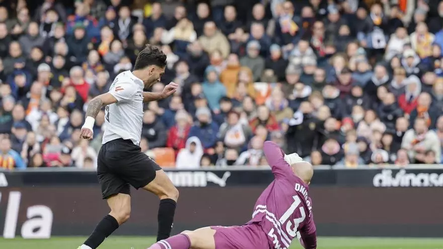 Hugo Duro regatea Dmitrović y la manda al fondo de la red anotando el primer tanto del partido