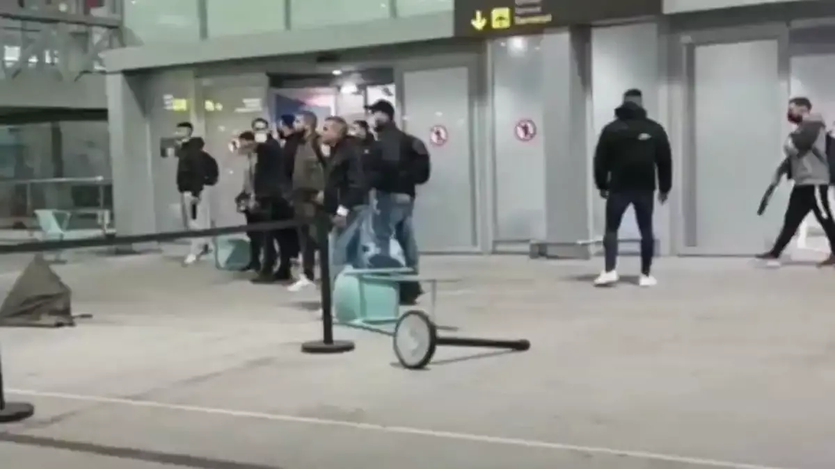 Imagen de la batalla campal vivida el mes pasado en el acceso a la terminal del aeropuerto.