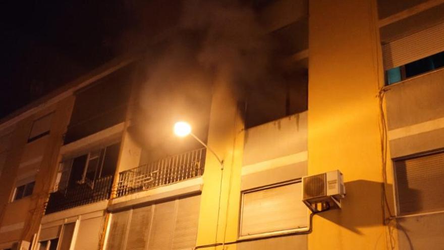 El momento del incendio de la vivienda en Villena