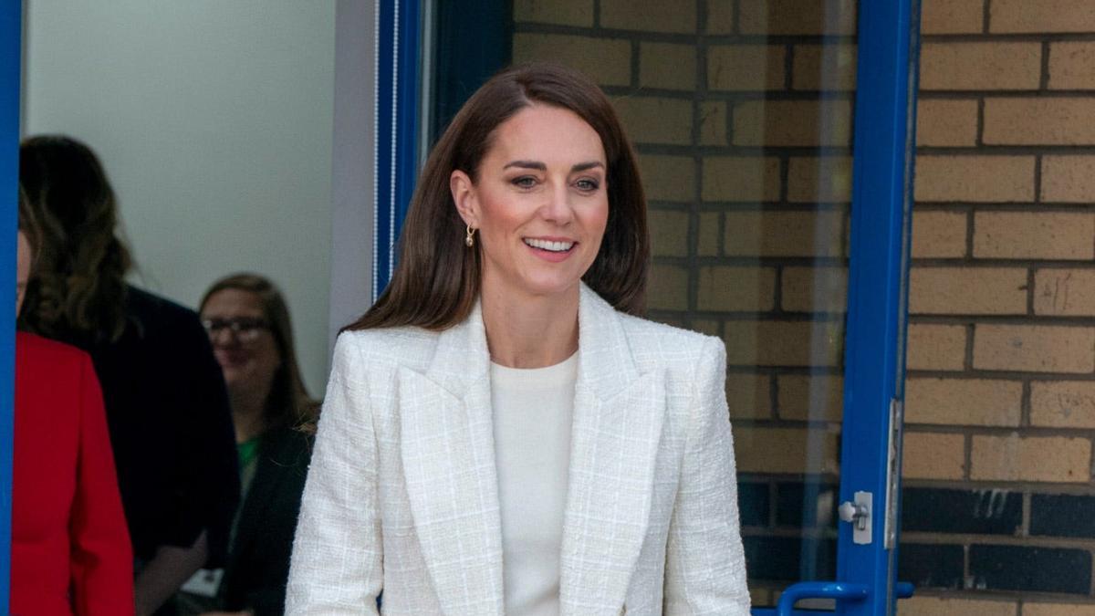 Kate Middleton vuelve a confiar en Zara y (casi) agota una americana blanca