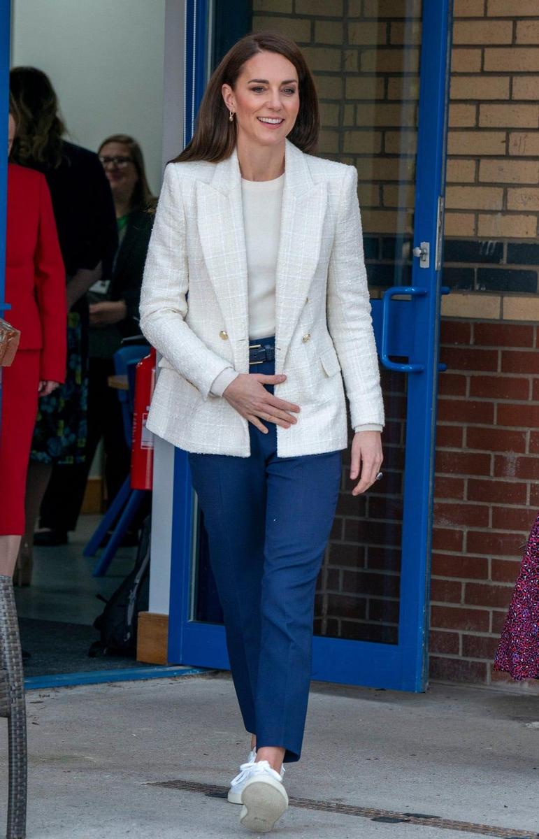 Kate Middleton, con pantalones pitillos, la combinación que TODAS podemos  copiar: vaqueros, blazer de Zara y zapatillas deportivas - Stilo