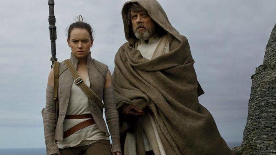 Rey y Luke en una escena del Episodio 8 de la saga galáctica