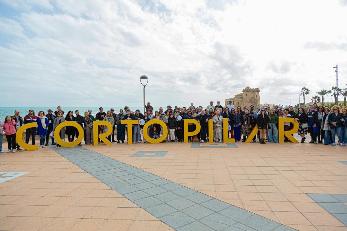 Tradicional foto de familia de Cortopilar en el paseo del cine de Torre de la Horadada, para la edición de 2024