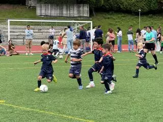 La Copa de Debutantes llena de fútbol y sonrisas el campo de Santa Bárbara en Lugones